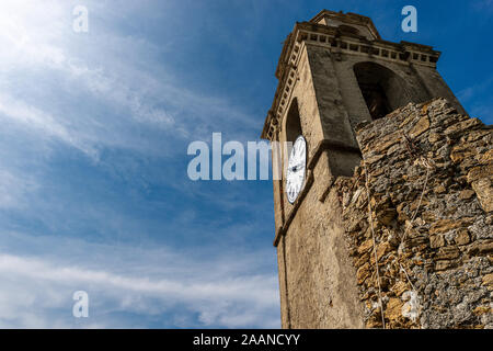 Ancien clocher avec horloge sur ciel bleu avec des nuages. Église de Saint François, Vernazza village. Cinque Terre, La Spezia, Ligurie, Italie, province de l'Europe. Banque D'Images