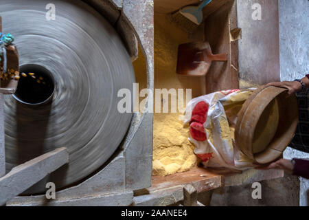 Vieille Femme maïs broyage dans un ancien moulin à eau à tonya trabzon Banque D'Images