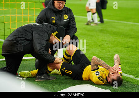 Football Dortmund-Paderborn, Dortmund le 22 novembre 2019. ALCACER DO PACO, BVB 9 blessure, Borussia Dortmund - SC PADERBORN 07 - DFL RÈGLEMENT INTERDIT TOUTE UTILISATION DES PHOTOGRAPHIES comme des séquences d'images et/ou quasi-vidéo - 1.ligue de soccer allemand , Dortmund, le 22 novembre 2019, Journée de la saison 2019/2020, 12 © Peter Schatz / Alamy Live News Banque D'Images