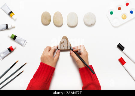 Les mains de l'enfant le dessin avec un crayon sur une maison en pierre. L'éducation des enfants. L'étape 1 Banque D'Images
