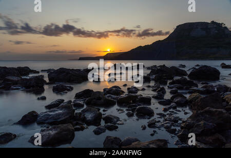 Chapman's Purbeck Piscine Doset Angleterre Coucher de soleil sur le paysage côtier spectaculaire de la Côte Jurassique, à la piscine de Chapman Banque D'Images