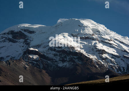 6263 mètres de haut, recouverte de glace volcan Chimborazo est le plus haut sommet de l'Équateur. Banque D'Images