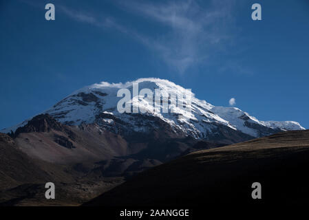 6263 mètres de haut, recouverte de glace volcan Chimborazo est le plus haut sommet de l'Équateur. Banque D'Images