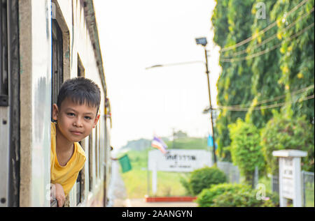 Portrait of asian boy sur la fenêtre d'arrière-plan de vue et les arbres. Banque D'Images