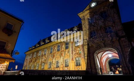 Bamberg 2019.Une longue exposition de l'entrée latérale de l'hôtel de ville, l'Altes Rathaus. Nous sommes au coucher du soleil et les touristes avaler la fraîcheur du soir. Au Banque D'Images