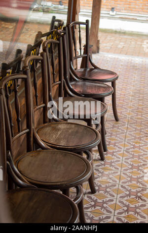 Vieilles chaises en bois dans les allées Banque D'Images