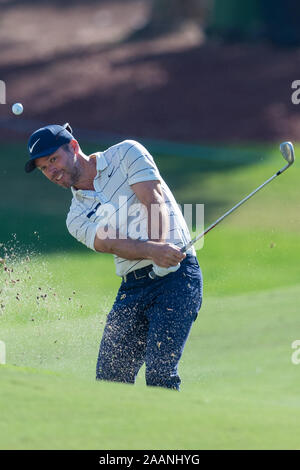 Dubaï, Émirats arabes unis. 23 Nov 2019. Paul Casey de l'Angleterre de jetons pour le premier vert au cours du cycle 3 au cours de la DP World Tour Championship à Jumeirah Golf Estates, Dubai, Émirats arabes unis le 22 novembre 2019. Photo de Grant l'hiver. Usage éditorial uniquement, licence requise pour un usage commercial. Aucune utilisation de pari, de jeux ou d'un seul club/ligue/dvd publications. Credit : UK Sports Photos Ltd/Alamy Live News Banque D'Images