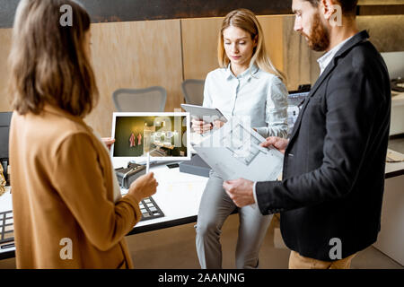 Creative office employés travaille sur des projets architecturaux, les plans et les rendus d'intérieur de portefeuille, debout dans le bureau moderne studio Banque D'Images