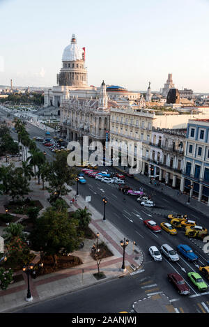 La Havane skyline at Dusk est le dôme à El Capitolio (National Capitol Building) dans le Paseo del Prado (Paseo de Martí) à La Havane, Cuba Banque D'Images