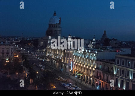 Enveloppé dans l'obscurité est le Capitolio (National Capitol Building) avec les bâtiments de la lumière baigne El Gran Teatro de la Habana (Grand Théâtre de Banque D'Images