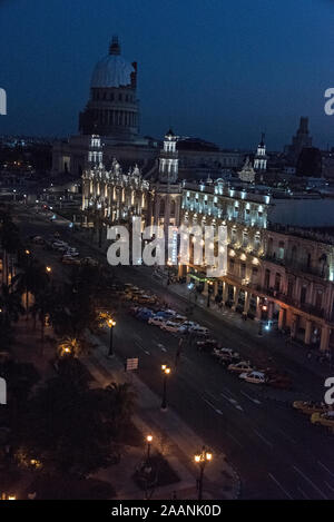 Enveloppé dans l'obscurité est le Capitolio (National Capitol Building) avec les bâtiments de la lumière baigne El Gran Teatro de la Habana (Grand Théâtre de Banque D'Images