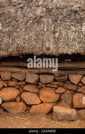 Carat-Konso Gamole l'Éthiopie,, village fortifié, au toit de chaume maison communale pafta metting, détail Banque D'Images