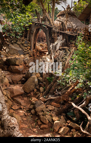 Carat-Konso Gamole, Éthiopie, village entouré de maisons, l'entrée à Banque D'Images