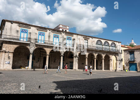 17th siècle construit Palacio del marques de Arcos, un long bâtiment de haute arche sur la Plaza de la Catedral dans l'ancienne ville de la Havane (Vieja Habana) à Cuba. Banque D'Images