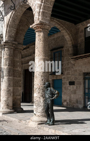 Une statue d'Antonio Gades, une danseuse de flamenco espagnol sous les arches de 17e siècle Palacio del Marques de Arcos, un long arc haut bâtiment dans Plaza Banque D'Images