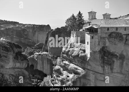 Et Varlaam Roussanou monastères de Météores, Grèce - paysage noir et blanc Banque D'Images