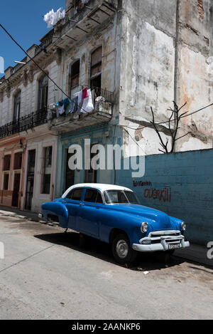 Une berline classique américaine piratée dans une rue latérale de la Havane, Cuba Pour maintenir ces voitures entretenues, les pièces de voiture sont souvent cannibalisé d'autres Banque D'Images