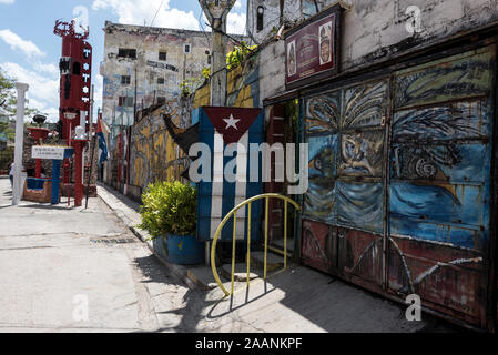Murs peints avec de l'art afro-antillaise, un projet communautaire de Callejon de Hamel, un quartier de La Havane, Cuba. Banque D'Images