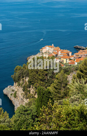 Vue aérienne de l'ancienne et d'un petit village de Tellaro, près de Lerici, dans le Golfe de La Spezia, Ligurie, Italie, Europe Banque D'Images