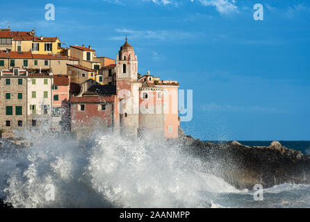 Des vagues dans la mer Méditerranée. L'ancien village de Tellaro pendant une tempête de mer. La Spezia, Ligurie, Italie, Europe Banque D'Images