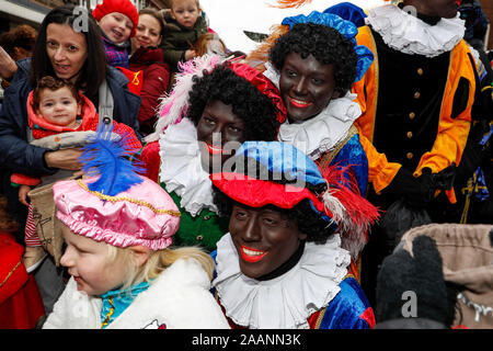 Rijswijk, Pays-Bas. 23 Nov, 2019. RIJSWIJK, 23-11-2019, centrum Rijswijk, zwarte pieten lors de l'entrée de Sinterklaas Rijswijk Crédit : Pro Shots/Alamy Live News Banque D'Images