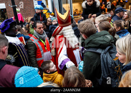 Rijswijk, Pays-Bas. 23 Nov, 2019. RIJSWIJK, 23-11-2019, centrum Rijswijk, Sinterklaas et les enfants au cours de l'entrée de Sinterklaas Rijswijk Crédit : Pro Shots/Alamy Live News Banque D'Images