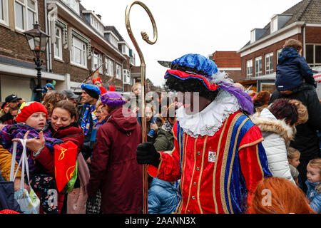 Rijswijk, Pays-Bas. 23 Nov, 2019. RIJSWIJK, 23-11-2019, centrum Rijswijk, le personnel de Sinterklaas au cours de l'entrée de Sinterklaas Rijswijk Crédit : Pro Shots/Alamy Live News Banque D'Images