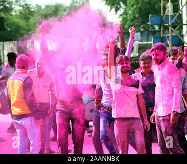 Poudre de couleur partisans jeté en l'air après avoir remporté le candidat indépendant du corps civique en sondages Beawar, Rajasthan, Inde. Photo/Sumit Mamadou Diop Banque D'Images