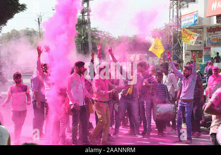 Poudre de couleur partisans jeté en l'air après avoir remporté le candidat indépendant aux élections municipales (corps civique) Sondages dans Beawar, Rajasthan, Inde. Banque D'Images