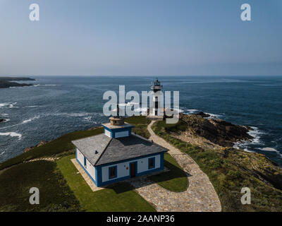 Vue aérienne du phare sur l'île de Pancha. Le nord de l'Espagne en été Banque D'Images