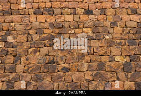 Vieux Mur de blocs de pierre dans les tons orange de l'ancienne gold mines de Rodalquilar dans la province d'Almeria en Espagne. Banque D'Images