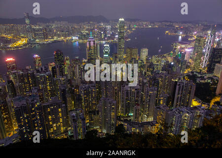 Vue de l'île de Hong Kong et le port de Victoria vers Kowloon dans la partie continentale de Chine à partir de la crête Banque D'Images