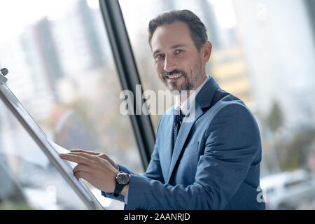 Cheerful businessman sentiment heureux tout en créant de nouveau plan financier Banque D'Images