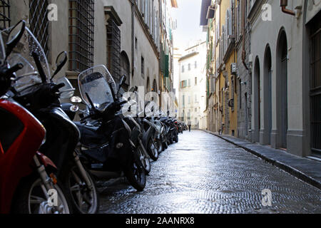 Rue calme avec une rangée de cyclomoteurs en Florence, Italie. Banque D'Images