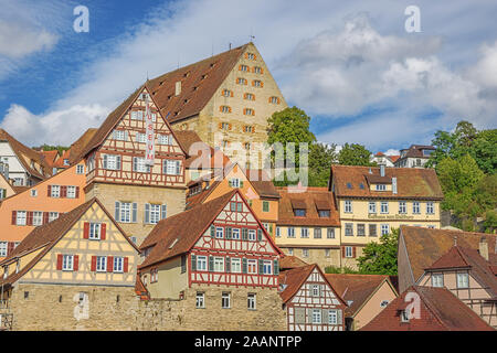 Editorial : SCHWAB.S. HALL, BADEN-Württemberg, Allemagne, 10 août 2019 - à la recherche à l'ancien armoirie du pont sur la rivière Kocher dans la ville Banque D'Images