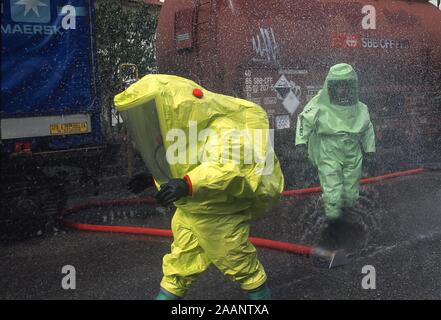 Luino (province de Varese, Italie du nord), les sapeurs-pompiers de l'exercice dans le cas d'une centrale nucléaire, bactériologique ou chimique accident ; la décontamination d'un train venant de Suisse à proximité Banque D'Images