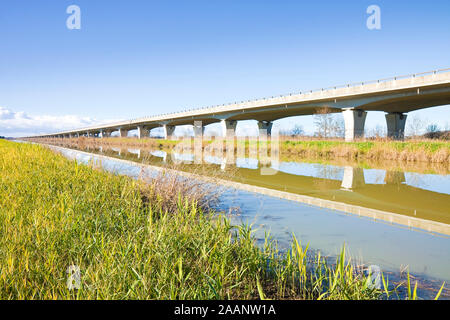 L'autoroute surélevée construite construite le long d'une rivière avec structure en béton préfabriqués renforcés (Italie) Banque D'Images