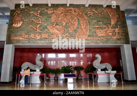 Nanyang, province de Henan en Chine. 22 Nov, 2019. Un visiteur regarde une pièce à la Nanyang Stone-Carved Art Museum de Nanyang, province de Henan en Chine centrale, du 22 novembre 2019. Fondée en 1935, le musée de sculptures sur pierre de la dynastie Han propose plus de 2 000 expositions de sculpture en pierre découverts à mausolées construite entre la fin du troisième siècle avant J.-C. et le début du troisième siècle de notre ère. Credit : Feng Pingyao/Xinhua/Alamy Live News Banque D'Images