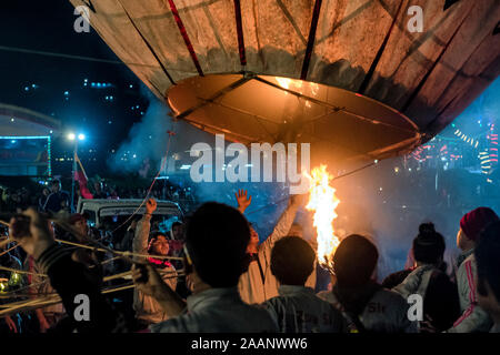 Birmanie - Myanmar - Préparation et lancement de ballons à air chaud pendant la Balloons Festival, qui a lieu chaque année à Taunggyi dans l'Etat Shan, Myanmar, au cours de la pleine lune de Tazaungmone, le huitième mois du calendrier Birman Banque D'Images