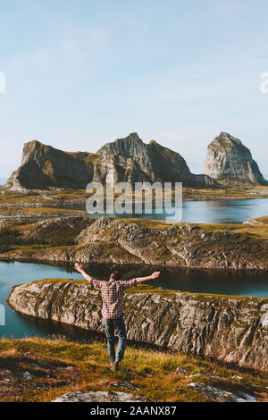 Le meilleur de l'homme soulevées mains bénéficiant d'afficher des îles vacances d'aventure de vie sain succès motivation paysage Helgeland en Norvège Banque D'Images