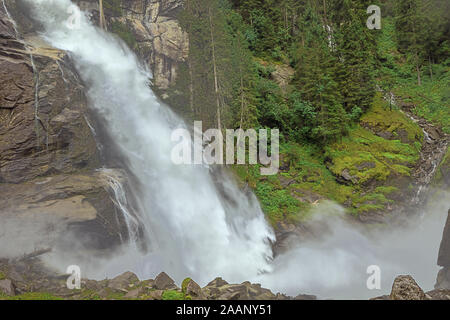 Close up de côté de la partie inférieure de la Chutes de Krimml debout à côté de la cascade Banque D'Images