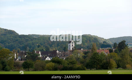 Une petite ville suisse au milieu de collines aux couleurs d'automne Banque D'Images