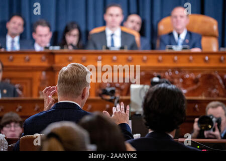 Washington, DC, USA. 21 Nov, 2019. David Holmes, conseiller aux affaires politiques à l'ambassade des États-Unis à l'Ukraine, parle au cours d'une House Intelligence Committee nous demande de destitution audience à Washington, DC, États-Unis, le Jeudi, Novembre 21, 2019. Le comité a entendu neuf témoins dans des audiences ouvertes cette semaine dans l'enquête sur l'impeachment nous Président Donald J. Trump.Crédit : Andrew Harrer/Piscine via CNP | Conditions de crédit dans le monde entier : dpa/Alamy Live News Banque D'Images