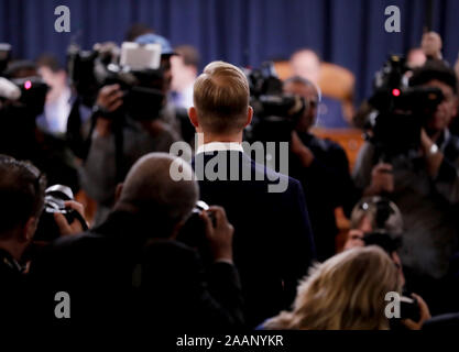 Washington, DC, USA. 21 Nov, 2019. David Holmes, conseiller aux affaires politiques à l'ambassade des États-Unis en France, centre, arrive pour nous une chambre de mise en accusation du Comité sur le renseignement enquête à Washington, DC, États-Unis, le Jeudi, Novembre 21, 2019. Le comité entendra des témoins dans des audiences ouvertes cette semaine dans l'enquête sur l'impeachment nous Président Donald J. Trump.Crédit : Andrew Harrer/Piscine via CNP | Conditions de crédit dans le monde entier : dpa/Alamy Live News Banque D'Images