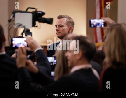 Washington, DC, USA. 21 Nov, 2019. David Holmes, conseiller aux affaires politiques à l'ambassade des États-Unis en France, centre, arrive pour nous une chambre de mise en accusation du Comité sur le renseignement enquête à Washington, DC, États-Unis, le Jeudi, Novembre 21, 2019. Le comité entendra des témoins dans des audiences ouvertes cette semaine dans l'enquête sur l'impeachment nous Président Donald J. Trump.Crédit : Andrew Harrer/Piscine via CNP | Conditions de crédit dans le monde entier : dpa/Alamy Live News Banque D'Images