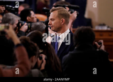 Washington, DC, USA. 21 Nov, 2019. David Holmes, conseiller aux affaires politiques à l'ambassade des États-Unis en France, centre, arrive pour nous une chambre de mise en accusation du Comité sur le renseignement enquête à Washington, DC, États-Unis, le Jeudi, Novembre 21, 2019. Le comité entendra des témoins dans des audiences ouvertes cette semaine dans l'enquête sur l'impeachment nous Président Donald J. Trump.Crédit : Andrew Harrer/Piscine via CNP | Conditions de crédit dans le monde entier : dpa/Alamy Live News Banque D'Images