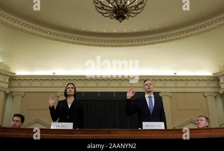 Fiona Hill (L), les conseils de sécurité nationale ancien directeur principal pour l'Europe et la Russie, et David Holmes(R), un fonctionnaire de l'ambassade américaine en Ukraine, la prestation de serment de témoigner devant le United States House Intelligence Committee dans l'immeuble de bureaux Maison Longworth sur Capitol Hill, le 21 novembre 2019 à Washington, DC. Le comité a entendu des témoignages au cours de la cinquième journée d'auditions ouvertes à l'enquête d'impeachment contre le président américain, Donald J. Trump, que les démocrates à la Chambre dire retenu l'aide militaire des États-Unis pour l'Ukraine tout en exigeant qu'il enquête sur ses adversaires politiques et le unfounde Banque D'Images