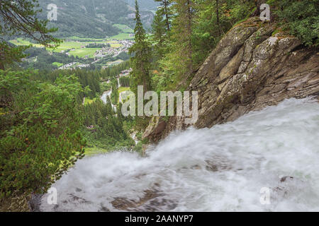 L'article suivant pour les Chutes de Krimml Krimml avec village dans la vallée sur le chemin vers le haut de la cascades de Krimml Banque D'Images