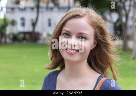 Portrait extérieur de la jeune femme caucasienne prise dans intramuros, manille Banque D'Images