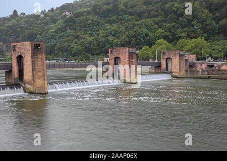 Le weir sur le Neckar à Heidelberg, vu de la rive droite de la rivière Banque D'Images